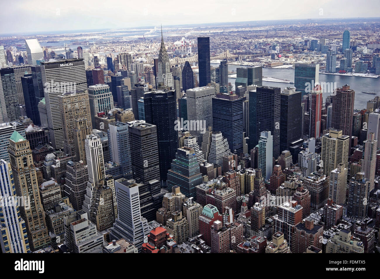 Vue sur le centre ville de district de Manhattan à New York City à la nord-est des reines. photo par Trevor Collens Banque D'Images