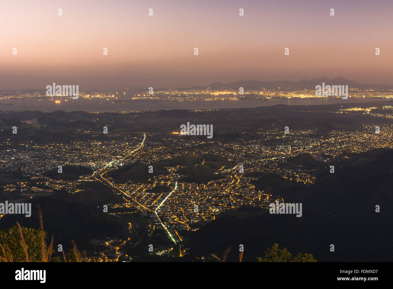 Vista da Baixada Fluminense e Baía de Guanabara ao anoitecer Banque D'Images