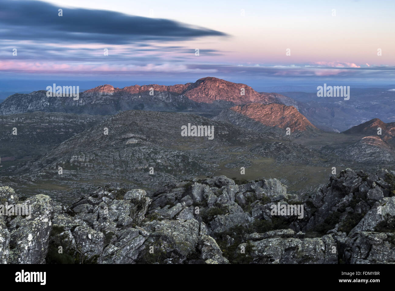Paisagem do nas montanhas entardecer montagne Espinhaço Setentrional da Serra Banque D'Images