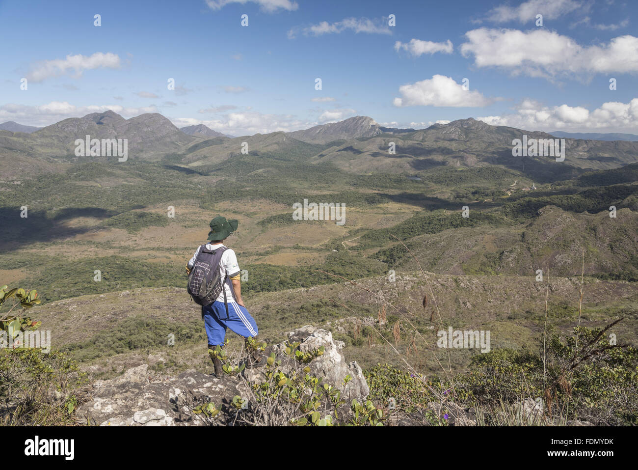 Turista contempla paisagem montanhosa da Serra do Caraça em RPPN Santuário do Caraça Banque D'Images