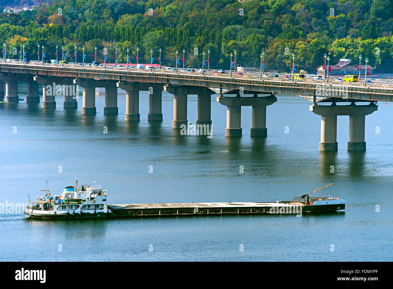 Barge industrielle sur la rivière Dniepr près de pont Paton à Kiev, Ukraine Banque D'Images