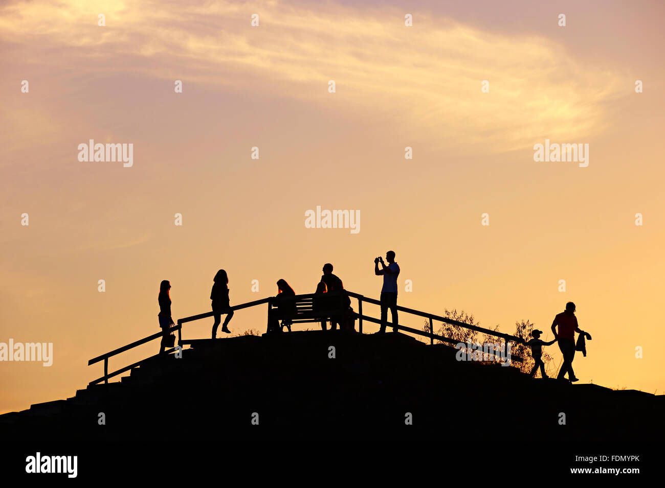 Silhouette d'un peuple sur une colline vue au coucher du soleil Banque D'Images