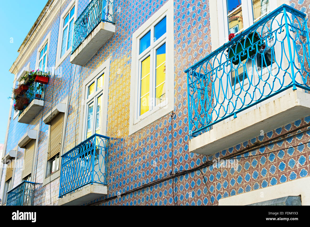 Mur de Lisbonne avec balcon et carreaux portugais traditionnels Banque D'Images