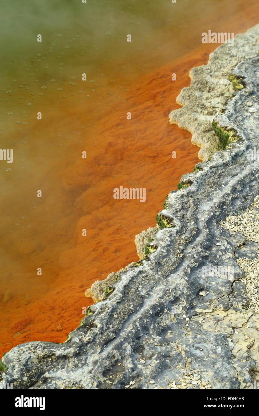 Champagne Pool dans le magnifique et étonnante de paysages géothermiques Wai-O-Tapu zone thermale, Rotorua, Nouvelle-Zélande. Banque D'Images