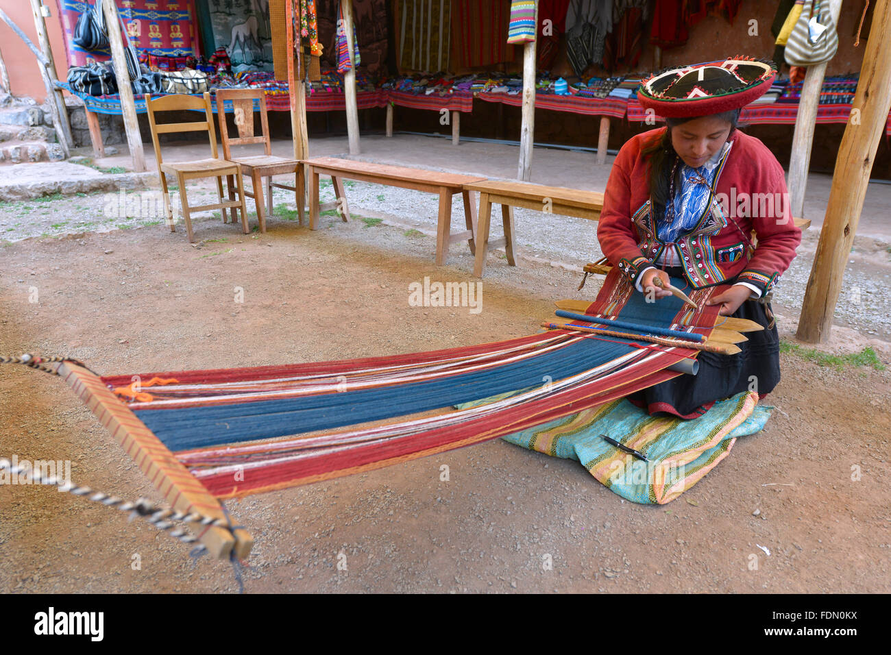 Chinchero, Pérou - 20 septembre 2015 : femme péruvienne habillés en vêtements traditionnels tout en travaillant sur une maison de l'industrie de la laine. Banque D'Images