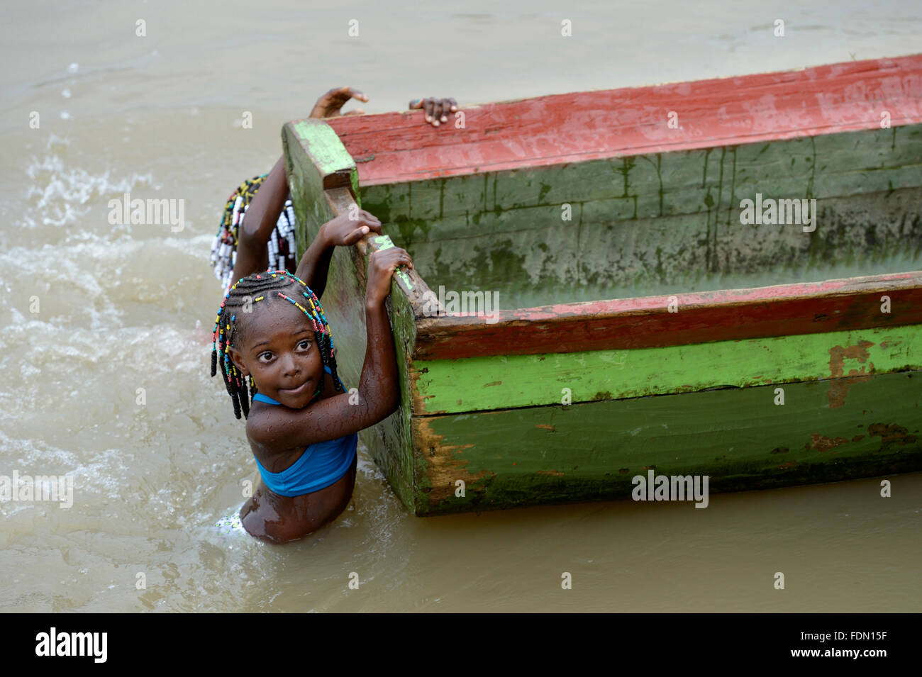 Les filles jouant à côté de la rivière en bateau, Rio, Andagueda Bagado, département de Chocó, Colombie Banque D'Images