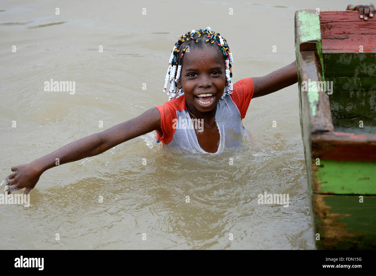 Fille jouant à côté de la rivière en bateau, Rio, Andagueda Bagado, département de Chocó, Colombie Banque D'Images