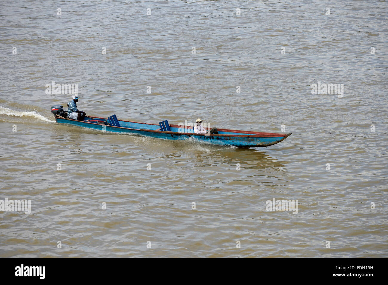 Bateau traditionnel en bois avec moteur hors bord sur la rivière Atrato, Quibdo, département de Chocó, Colombie Banque D'Images