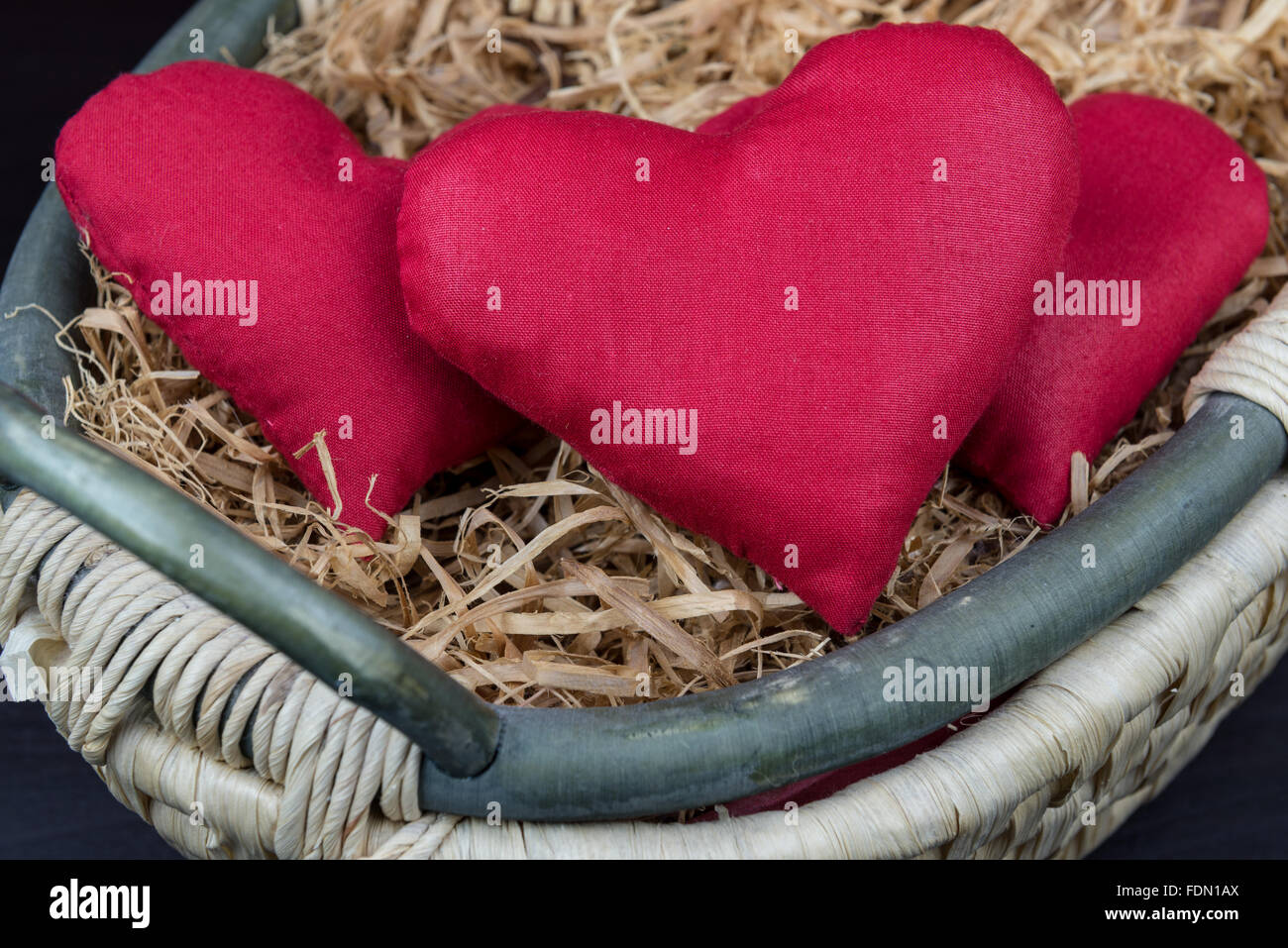 Coeur rouge dans le panier sur le foin, concept de la Saint-Valentin Banque D'Images