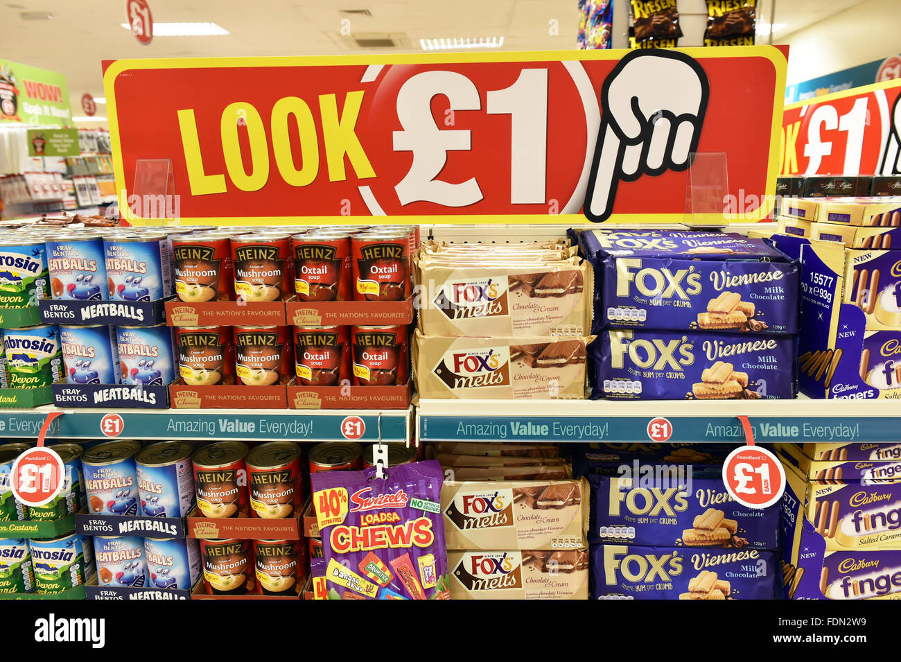 Boîtes de soupe et de biscuits sur une étagère de magasin tous pour une livre UK Banque D'Images