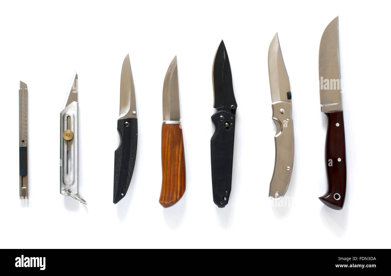 Ligne isolée de couteaux de différentes sortes et types over white Banque D'Images