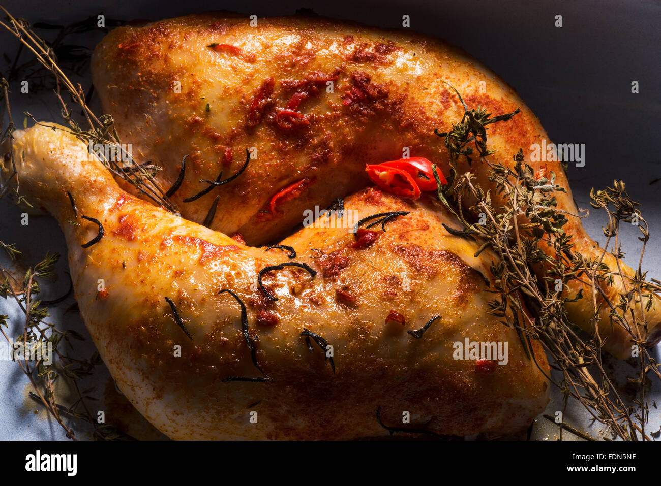 Paprika piment poulet cuisses de poulet cuisses de poulet épicé épices croustillant plats légers de vie sain à la mode la mode tendance m Banque D'Images