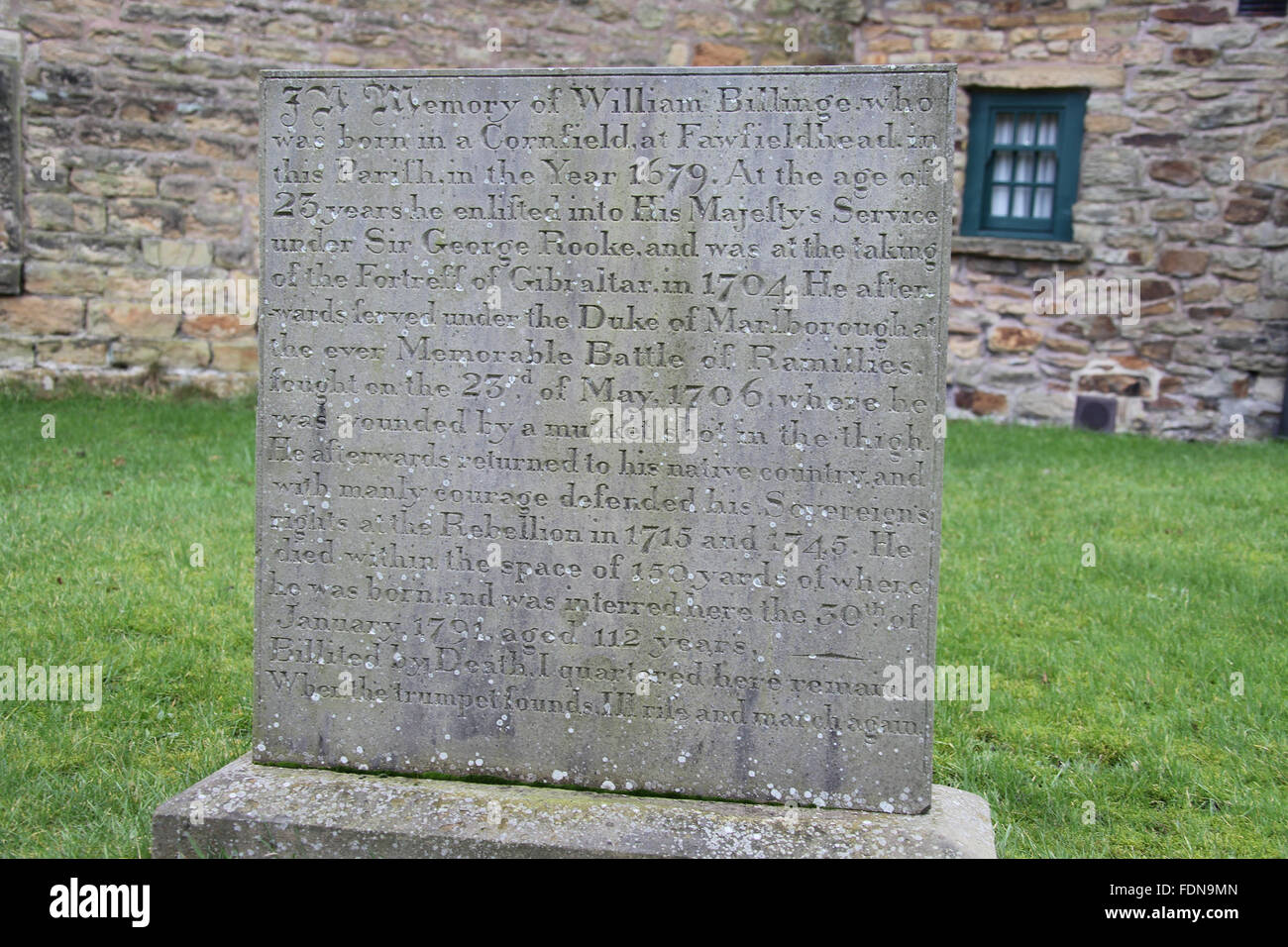 Pierre tombale gravée de William Billinge de Longnor qui est né dans un champ de maïs et est mort à l'âge de 112 Banque D'Images