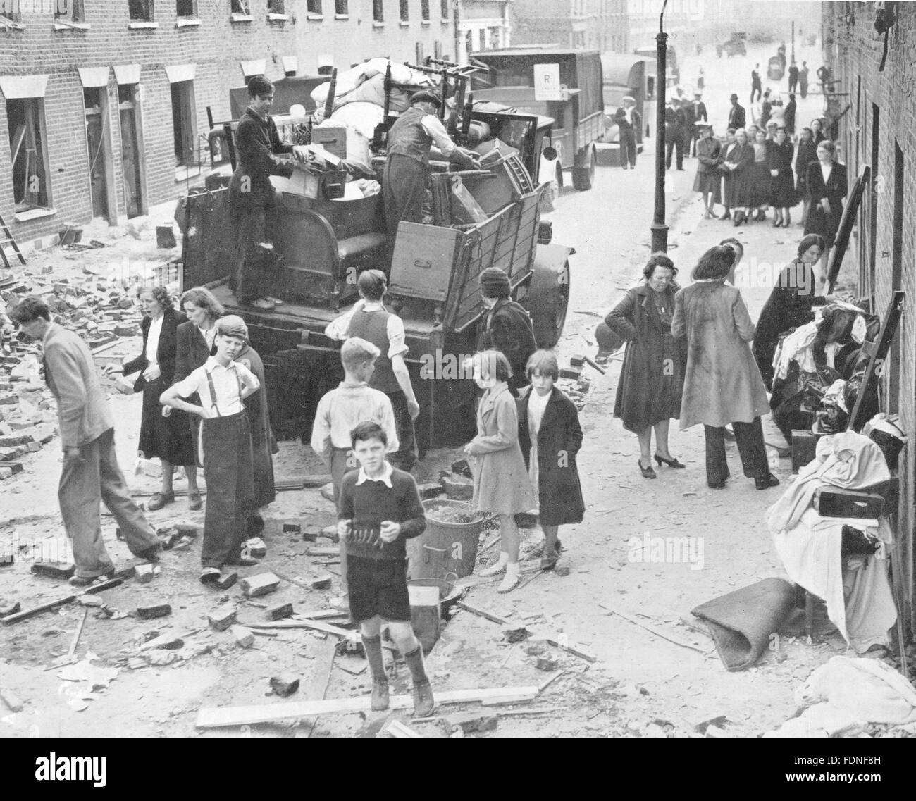 Londres : World War 2 blitz, dommages causés par les bombes vintage print 1943 Banque D'Images