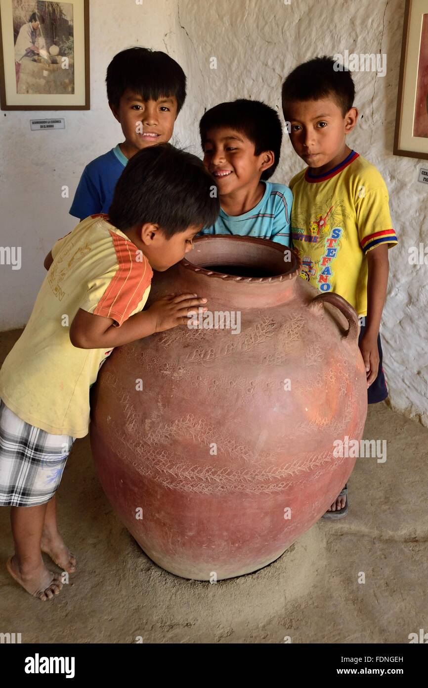 Vase pour faire Chicha - maïs fermenté - Musée - site archéologique de NARIHUALA à CATACAOS. .Département de Piura au Pérou Banque D'Images