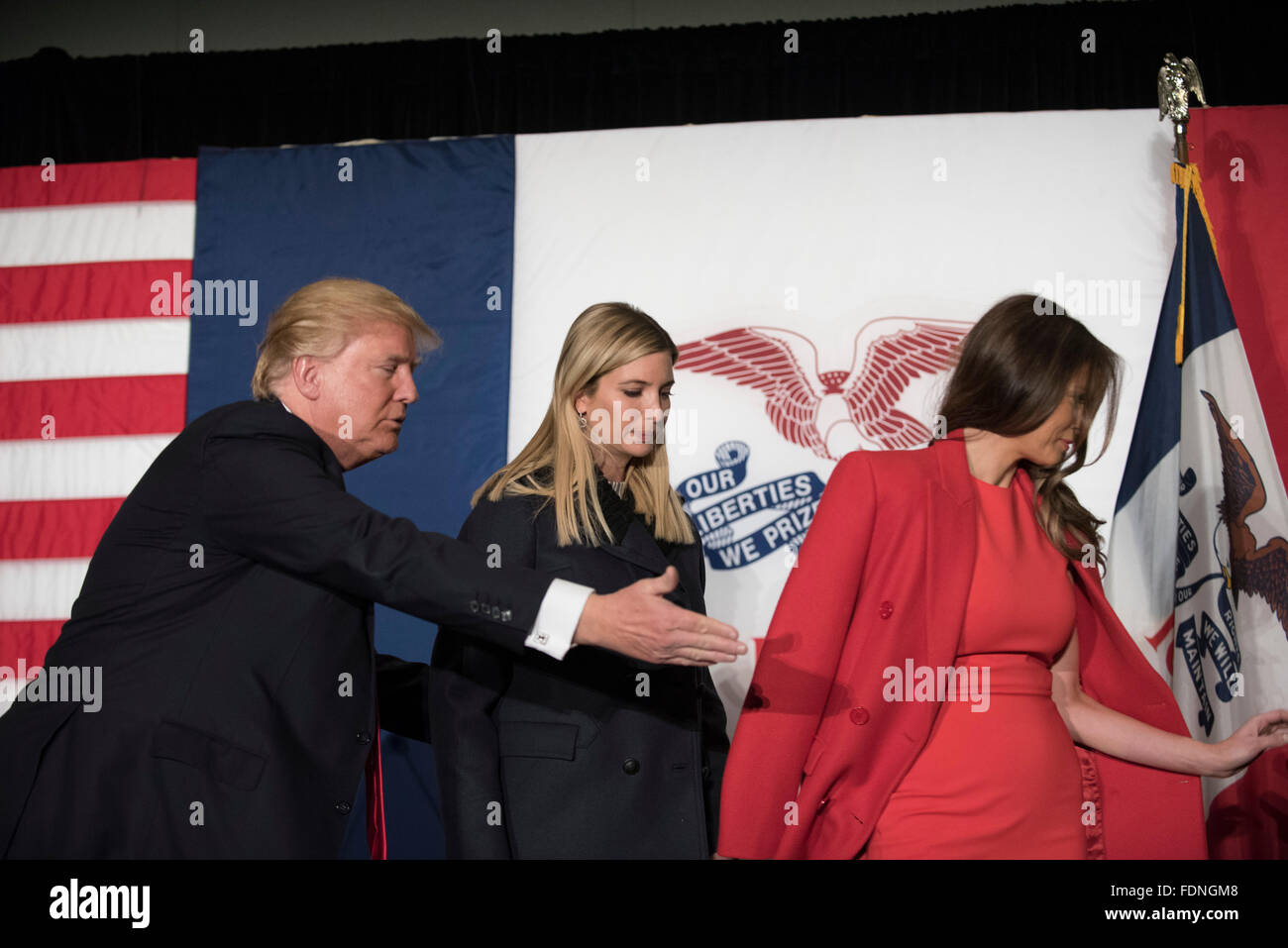 Candidat présidentiel républicain Donald Trump avec sa fille Ivanka et épouse Melania lors d'un rassemblement électoral dans l'Iowa Banque D'Images