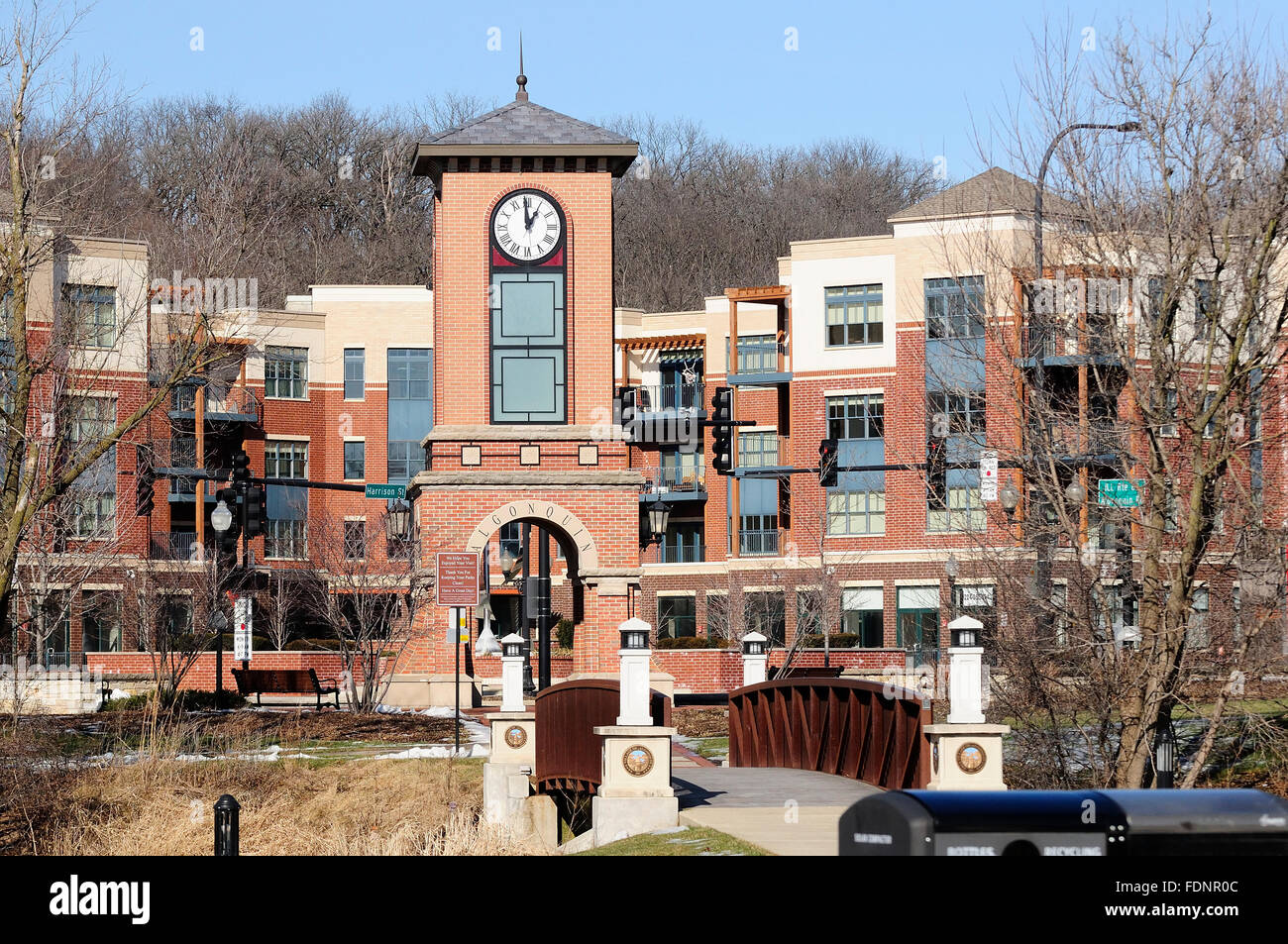 Tour de l'horloge et Condos dans la région de Algonquin, Illinois, USA. Banque D'Images