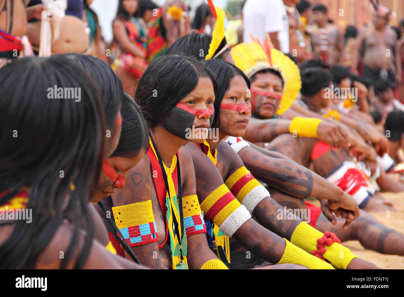 Les femmes autochtones du Brésil en costume autochtone lors du 25 octobre, des Jeux autochtones de 2015 à Palmas, Brésil. Banque D'Images