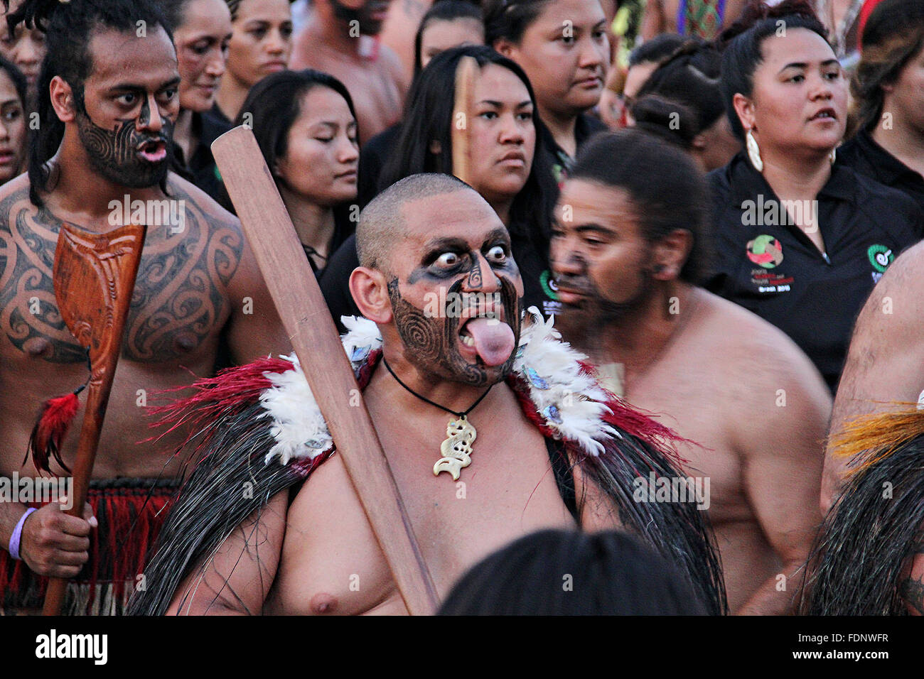 Un des hommes autochtones maoris de Nouvelle-Zélande en costume autochtone effectue le guerrier Kapa haka dance pendant les cérémonies d'ouverture pour le monde des jeux autochtones 22 octobre 2015, à Palmas, Brésil. Banque D'Images