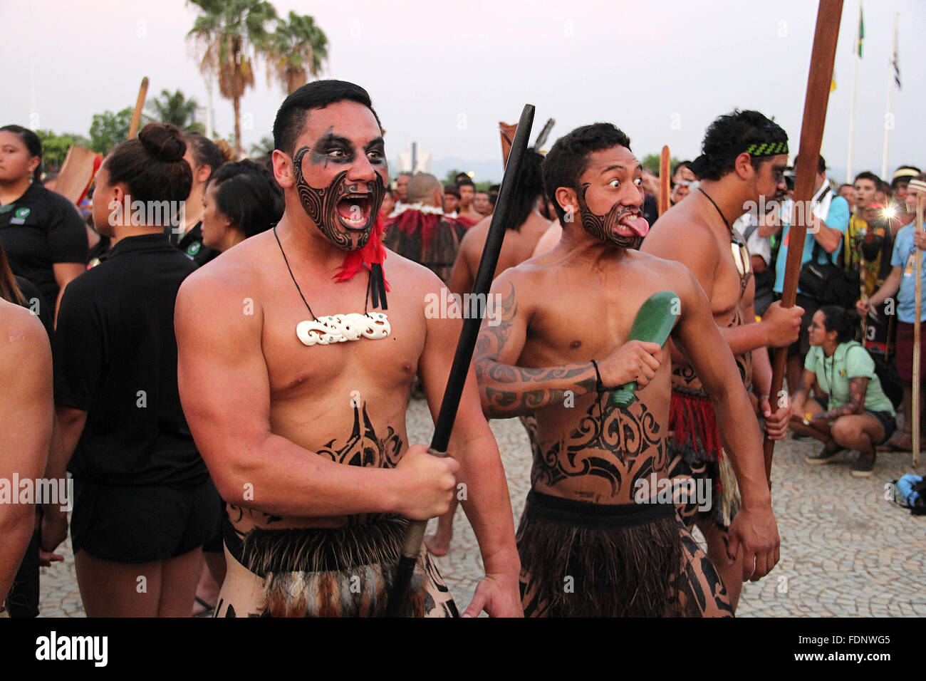 Un des hommes autochtones maoris de Nouvelle-Zélande en costume autochtone effectue le guerrier Kapa haka dance pendant les cérémonies d'ouverture pour le monde des jeux autochtones 22 octobre 2015, à Palmas, Brésil. Banque D'Images
