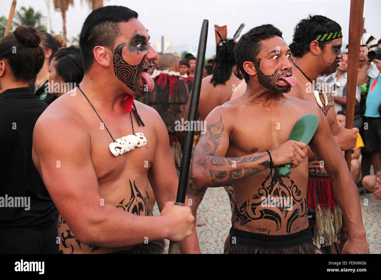 Un des hommes autochtones maoris de Nouvelle-Zélande en costume autochtone effectue le guerrier Kapa haka dance pendant les cérémonies d'ouverture pour le monde des jeux autochtones 22 octobre 2015, à Palmas, Brésil. Banque D'Images