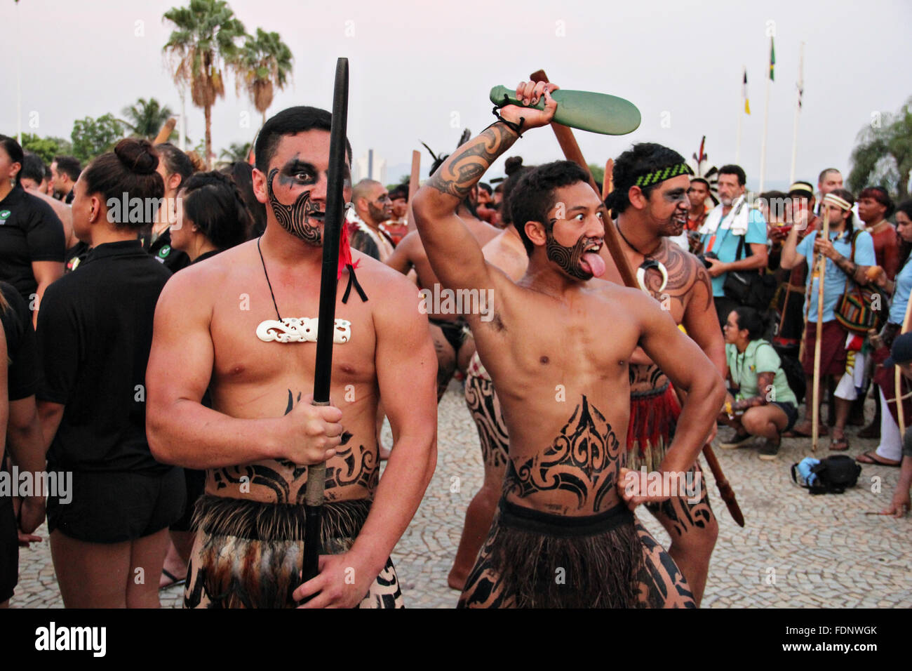 Un des hommes autochtones maoris de Nouvelle-Zélande en costume autochtone effectue le guerrier Kapa haka dance pendant les cérémonies d'ouverture pour le monde des jeux autochtones 22 octobre 2015, à Palmas, Brésil. Banque D'Images