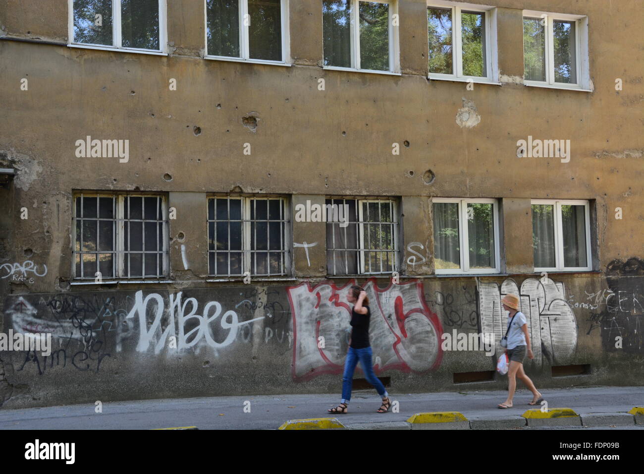 Les dommages causés par une balle marquée apartment building in Sarajevo fournit un rappel de la guerre de Bosnie Banque D'Images