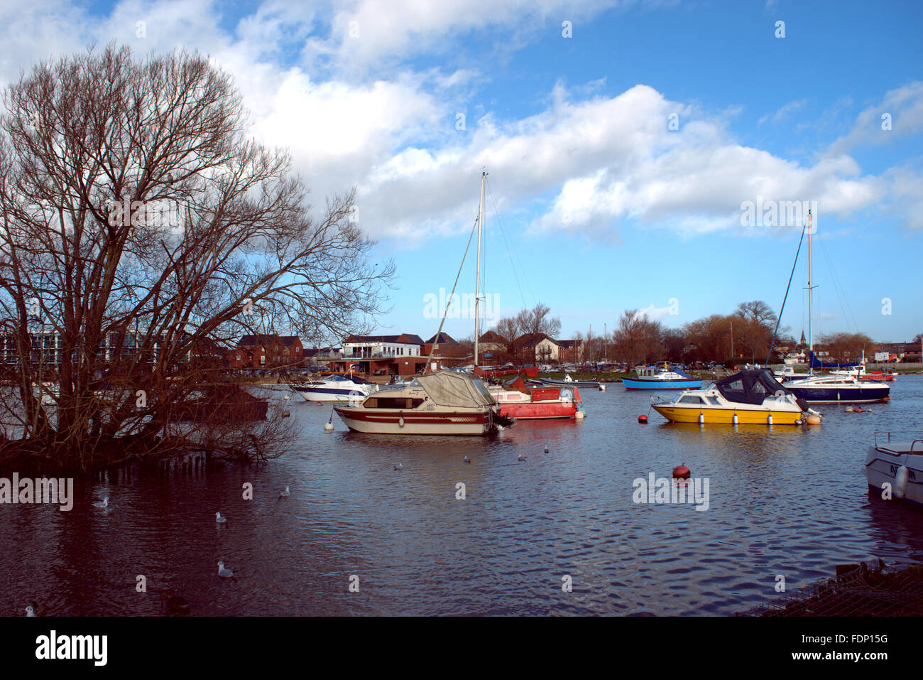 Bateaux amarrés sur la rivière Stour Banque D'Images