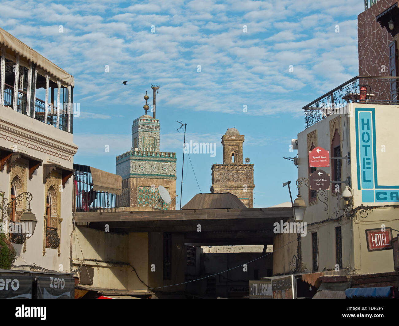 Vue sur les toits de la médina de Fès avec Medersa Bou Inania minaret mosquée en arrière-plan. Fes, Maroc. Banque D'Images
