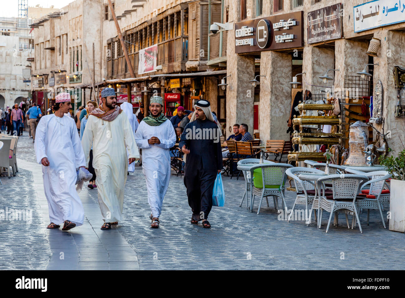 La population locale dans le Souk Waqif, Doha, Qatar Banque D'Images