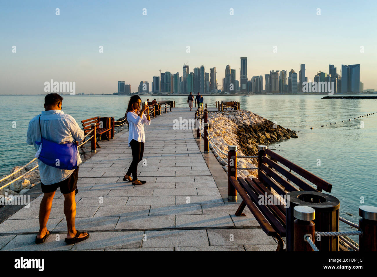 Les touristes de prendre des photos avec les gratte-ciel de West Bay, dans le contexte, Doha, Qatar Banque D'Images