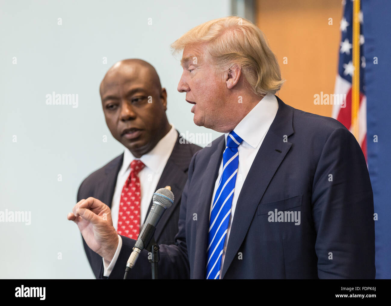 Columbia, Caroline du Sud - le 23 septembre 2015 : Trump(R) parle à la presse avant son assemblée publique avec le sénateur Tim Scott. Banque D'Images