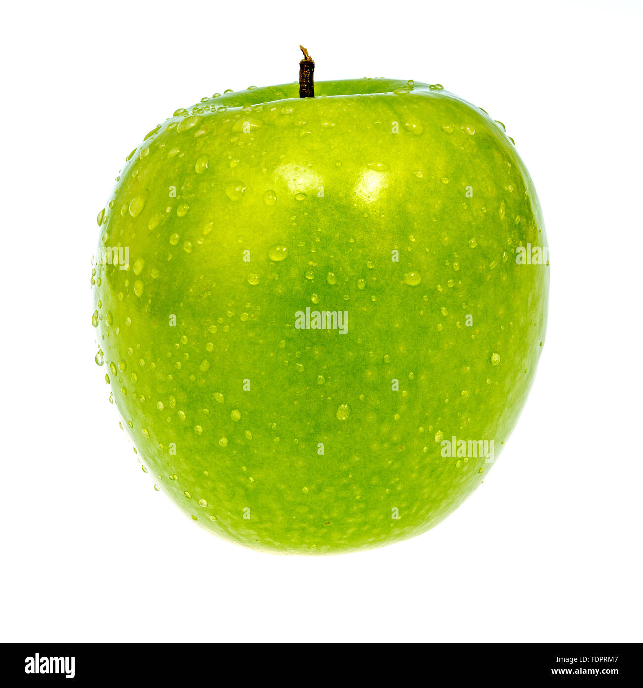 Pomme verte croquante frais avec de l'eau sur elle. Banque D'Images