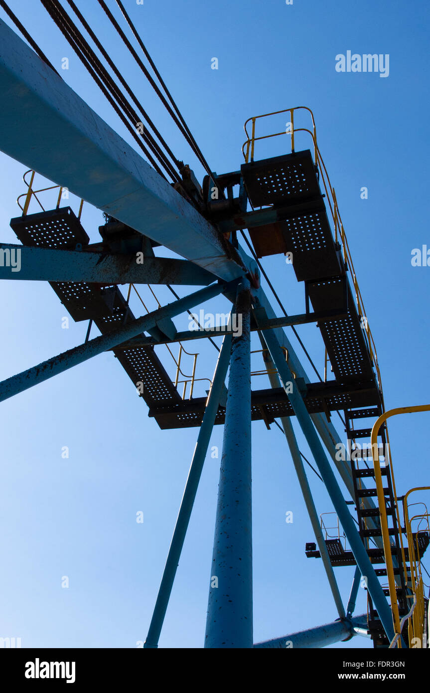 La plate-forme du haut de la rampe énorme pelle minière d'argile, vue vers le haut Banque D'Images
