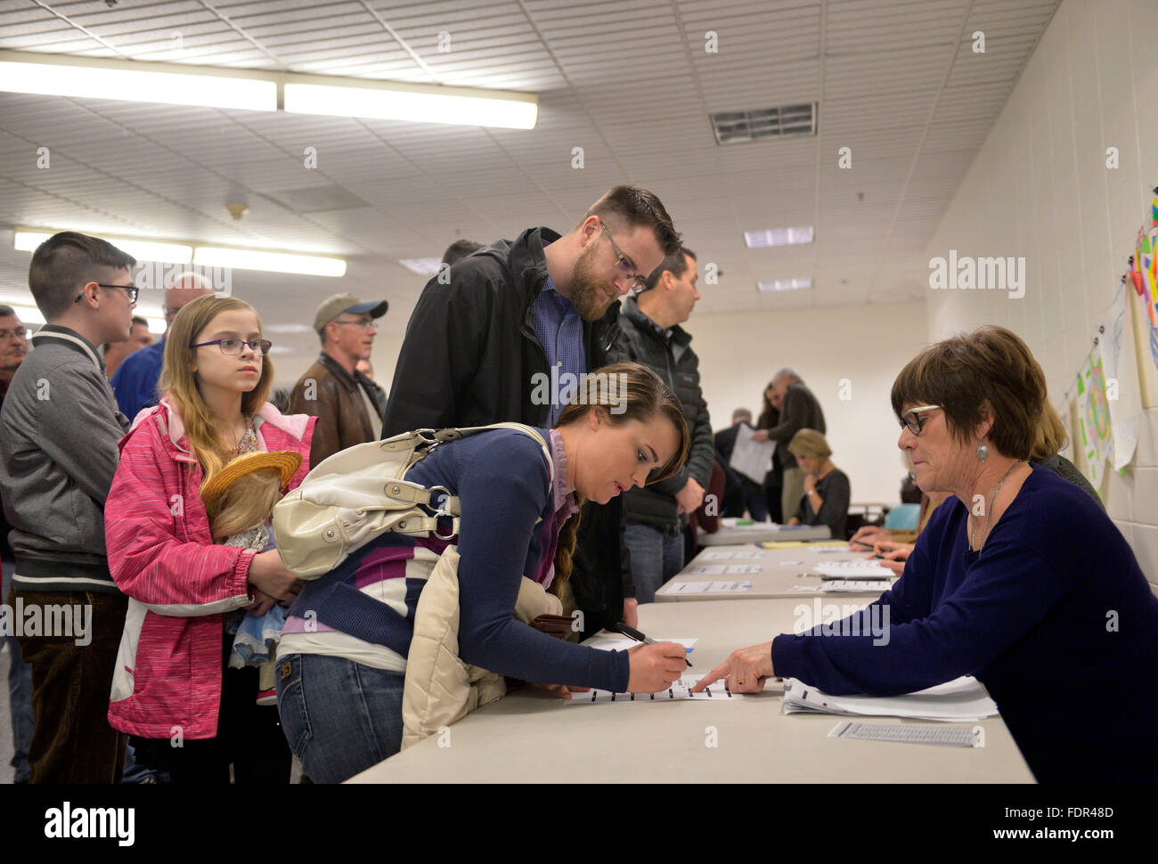 En Iowa, États-Unis. 1er février, 2016. Les gens s'inscrire pour voter à un site du caucus de Des Moines, capitale de l'Iowa, aux États-Unis, le 1 février 2016. La course présidentielle américaine 2016 a débuté officiellement lundi dans le centre-ouest de l'état de l'Iowa, comme l'Iowa se regroupaient en quelques 1 681 bureaux de vote pour faire leur choix parmi les candidats à l'état de caucus. Credit : Yin Bogu/Xinhua/Alamy Live News Banque D'Images