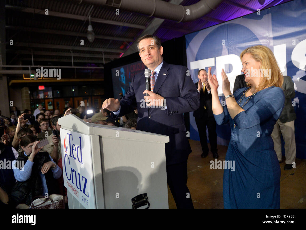 En Iowa, États-Unis. 1er février, 2016. Candidat présidentiel républicain Ted Cruz célèbre avec des partisans de Des Moines, capitale de l'Iowa, aux États-Unis, le 1 février 2016. Le Texas aux États-Unis le sénateur Ted Cruz le lundi a remporté les caucus républicain de l'Iowa avec une confortable avance sur développeur milliardaire Donald Trump malgré sa domination dans le champ républicain au cours des six derniers mois. Credit : Yin Bogu/Xinhua/Alamy Live News Banque D'Images