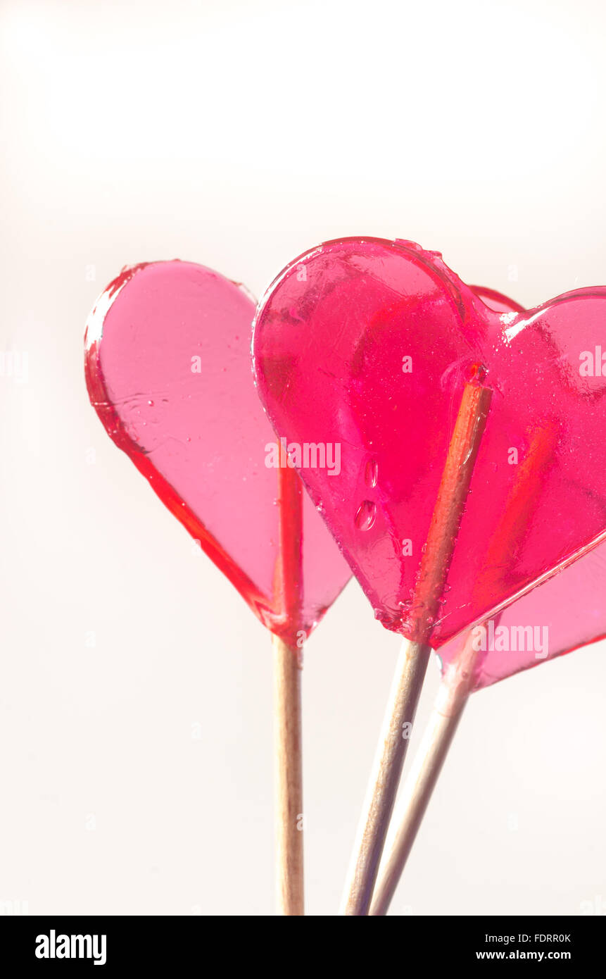 Sucettes en forme de coeur rouge transparent Banque D'Images