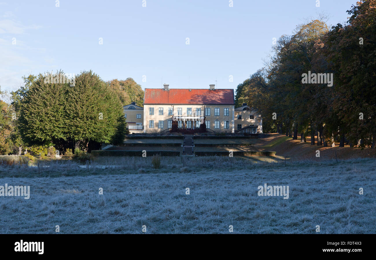 ROSLAGEN, Suède le 09 octobre 2015. Voir le matin avec le gel dans l'herbe, sunny Estate. Les arbres des deux côtés. Éditorial. Banque D'Images