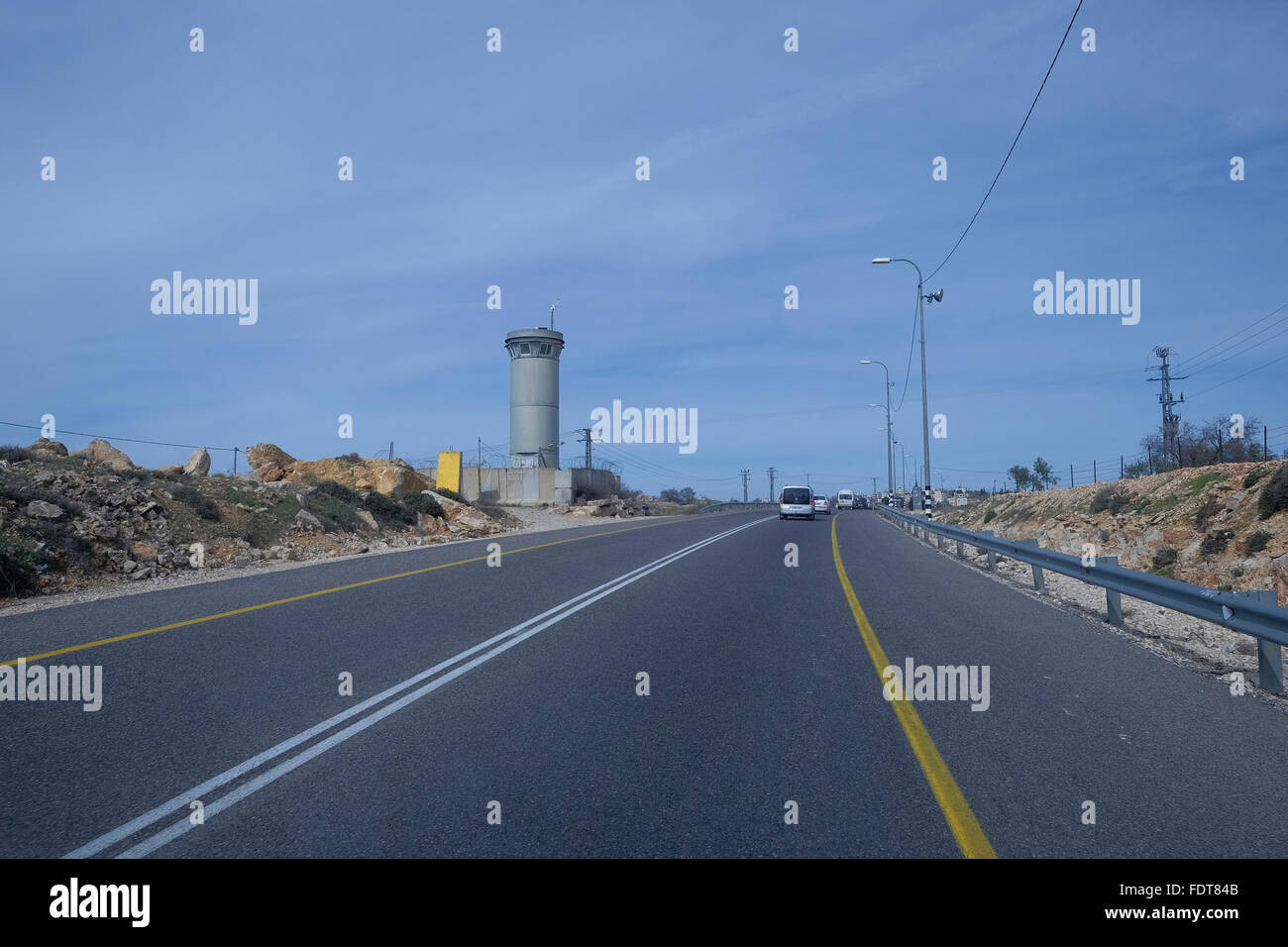 Un tour de garde de l'armée israélienne dans la route numéro 60 qui est la principale autoroute nord-sud qui s'étend le long de la colonne vertébrale de l'accidenté de la Cisjordanie, Israël le 01 février 2016. La route 60 est une scène centrale de la violence depuis la seconde Intifada du conflit israélo-palestinien en 2000 défini par des milliers d'attaques de tir sur son trafic israéliennes, y compris des dizaines de victimes. Banque D'Images