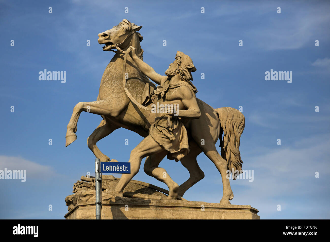 Schwerin, Allemagne, statue équestre, Obotrit, freiner son cheval Banque D'Images
