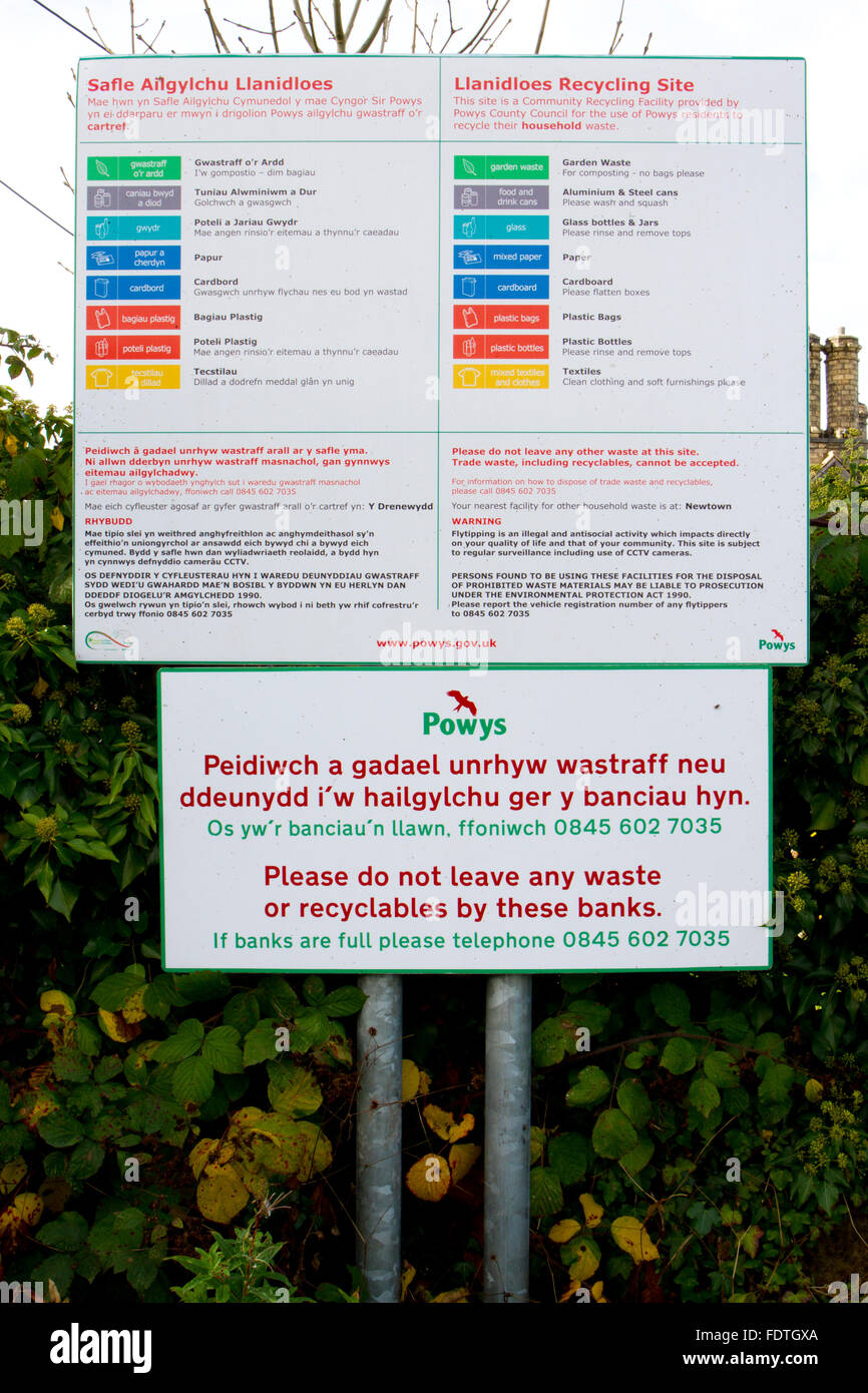 Recyclage - bilingue anglais/Welsh enseigne à l'extérieur d'un centre de recyclage. Llanidloes, Powys, Pays de Galles. Octobre. Banque D'Images