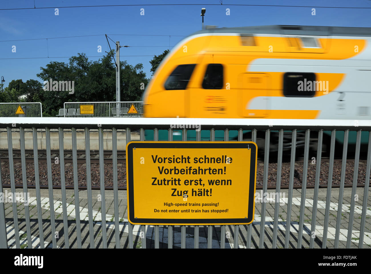 Neustadt (Allemagne), Dosse, Avertissement -rapide- Vorbeifahrten Vorsicht, sur la plate-forme Banque D'Images