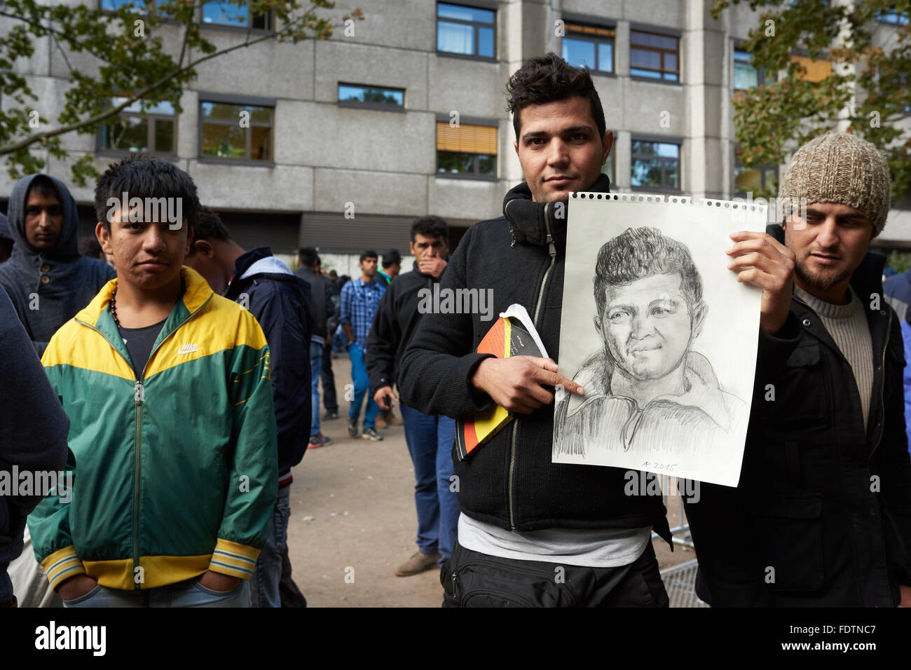 Berlin, Allemagne, les réfugiés devant l'Office d'état de la Santé et des affaires sociales Banque D'Images