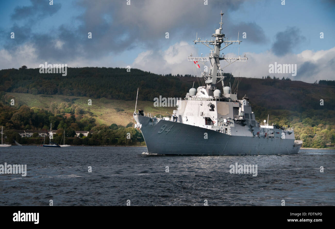 Nitze, USS Arleigh Burke destroyer de classe, de quitter le port pour un exercice de l'OTAN de l'Ecosse Banque D'Images
