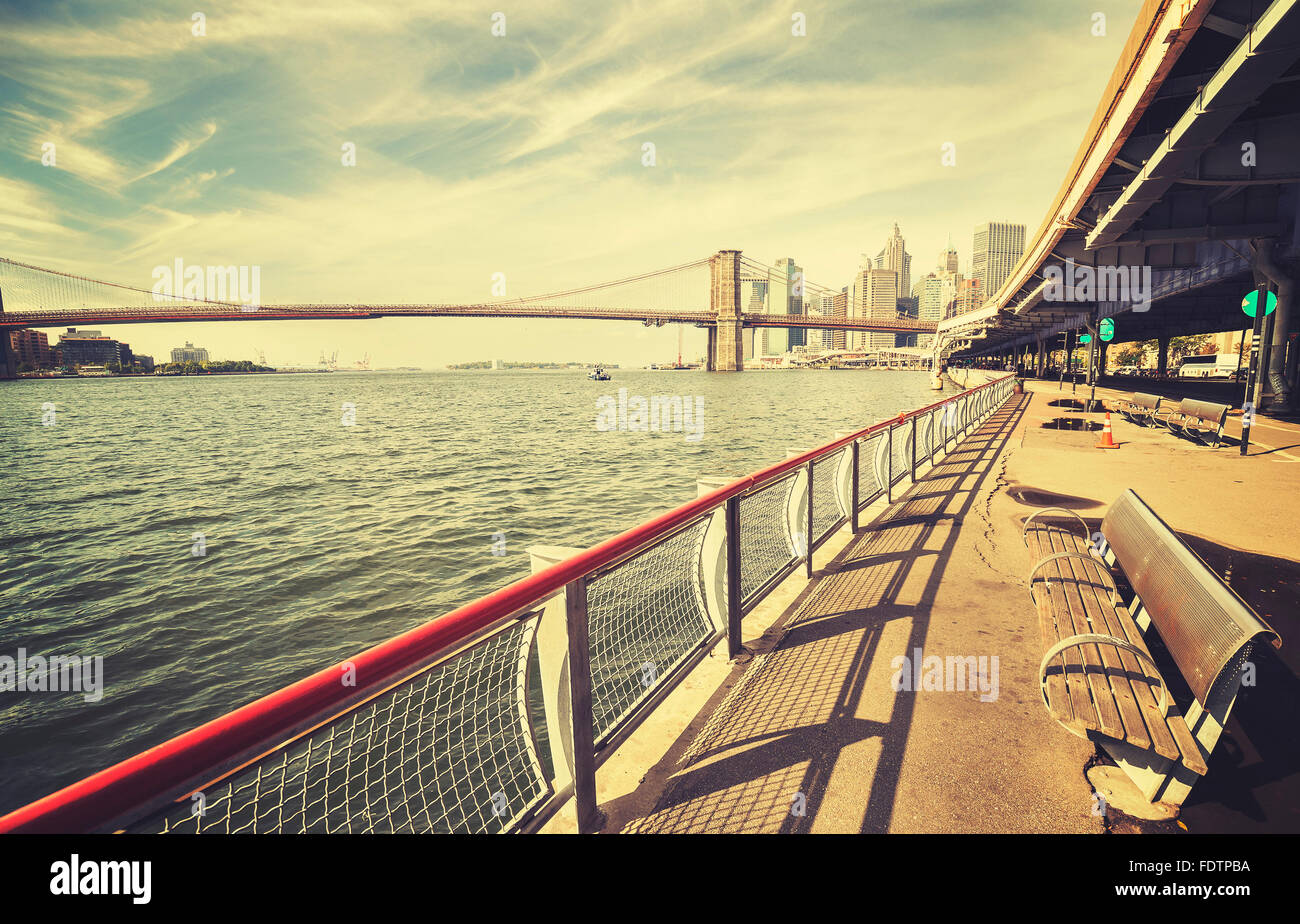 Hudson River Bank stylisé rétro avec banc et pont de Brooklyn à distance, NYC, USA. Banque D'Images