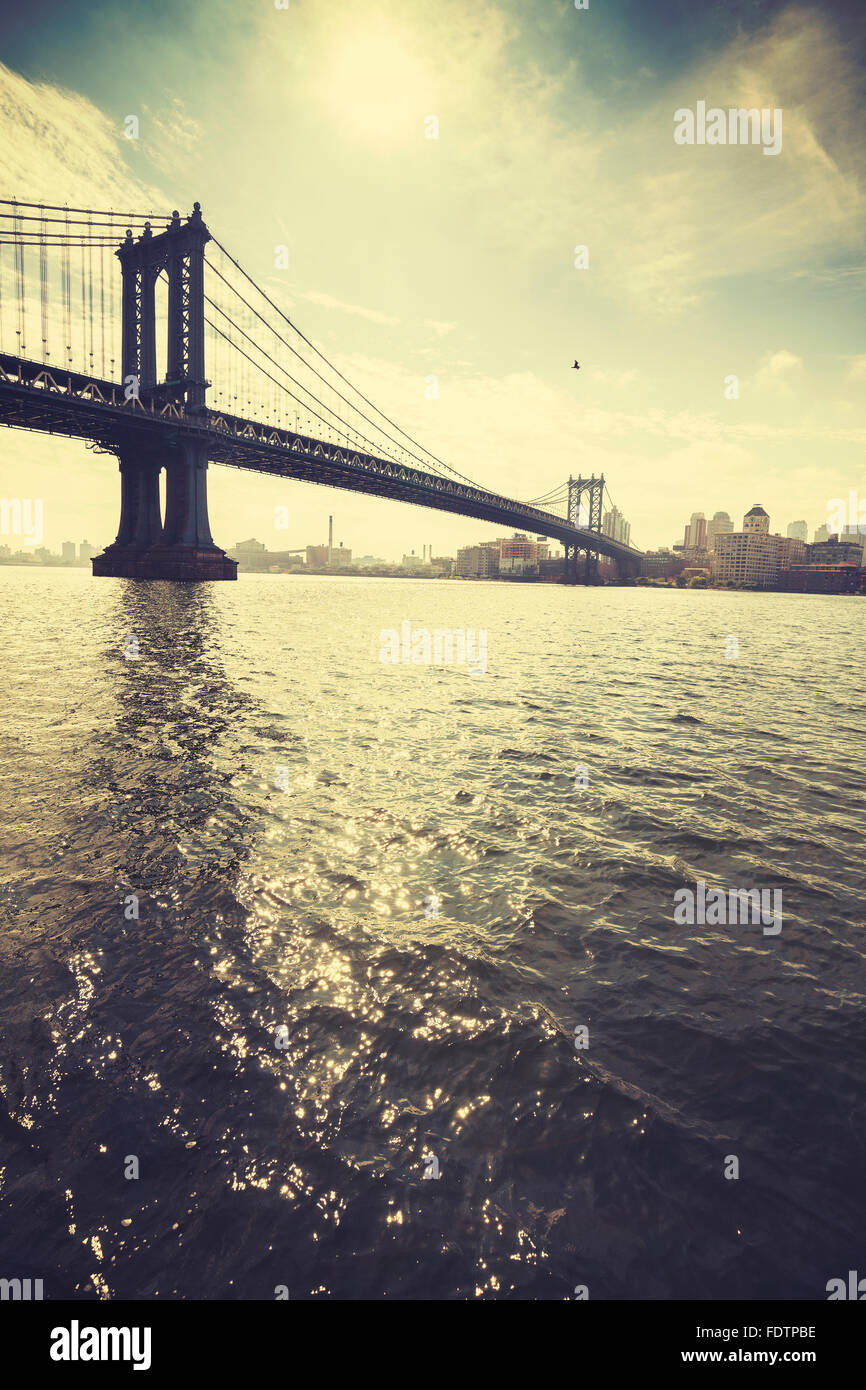 Stylisé rétro Manhattan Bridge contre sun avec effet lens flare, NYC, USA. Banque D'Images