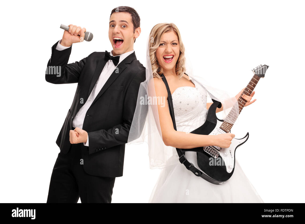 Jeune femme jouant de la guitare et un jeune groom en chantant dans le microphone isolé sur fond blanc Banque D'Images