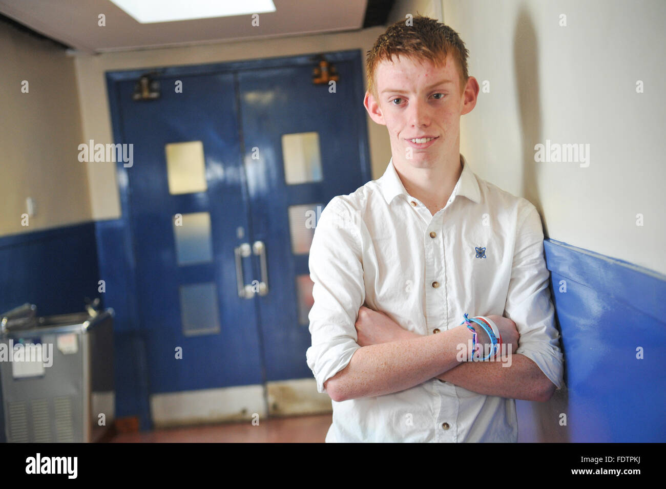 Ginger boy élève de l'école pose dans le couloir. Banque D'Images