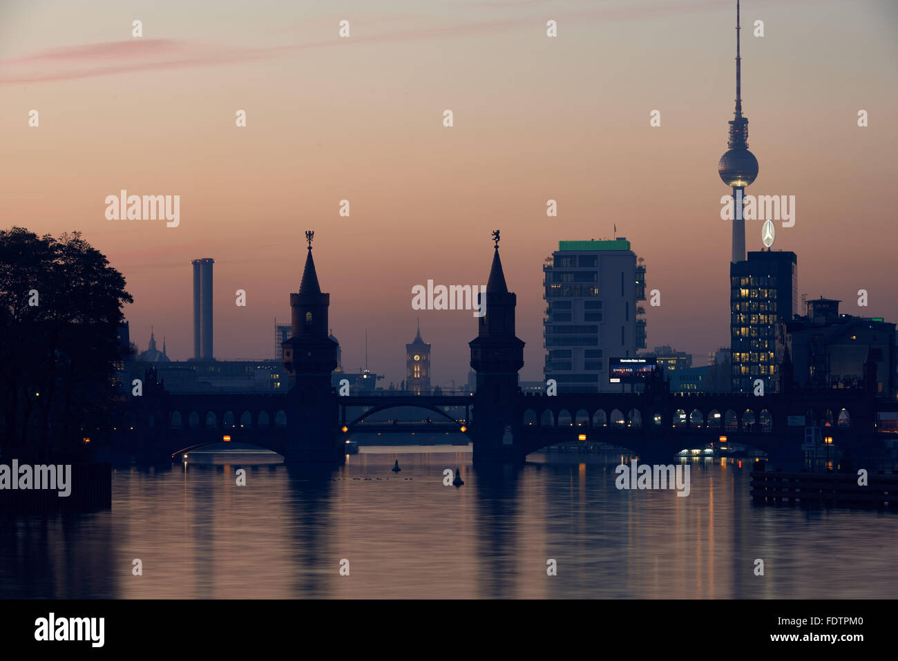 Berlin, Allemagne, vue sur la Spree vers Oberbaumbruecke soir Banque D'Images