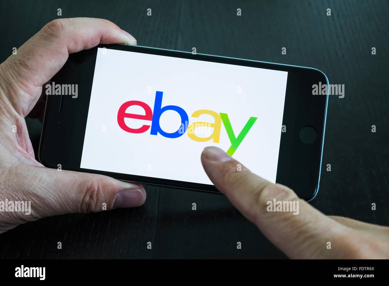 Vente aux enchères en ligne eBay logo app sur l'écran de téléphone intelligent Banque D'Images
